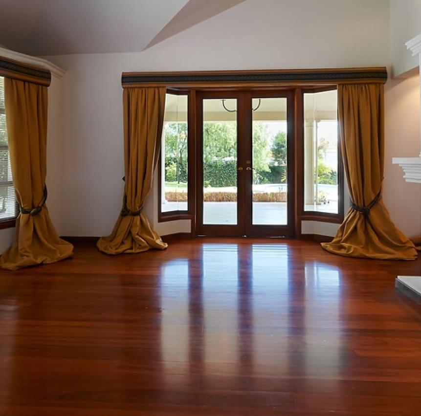 Piso interior de teca con acabado brillante